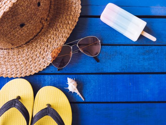 Aposte em óculos de sol, chapéus, proteção solar e hidratação durante este verão!