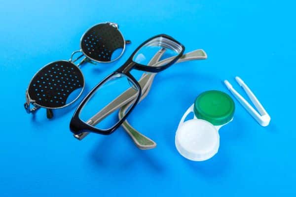 Um conjunto de acessórios para visão Lentes de contato em um recipiente e 2 pares de óculos de grau: 1 para ser usado regularmente em qualquer ambiente e outro escuro para proteção solar.
O astigmatismo pode ser corrigido por meio do uso de qualquer um dos modos de correção visual.