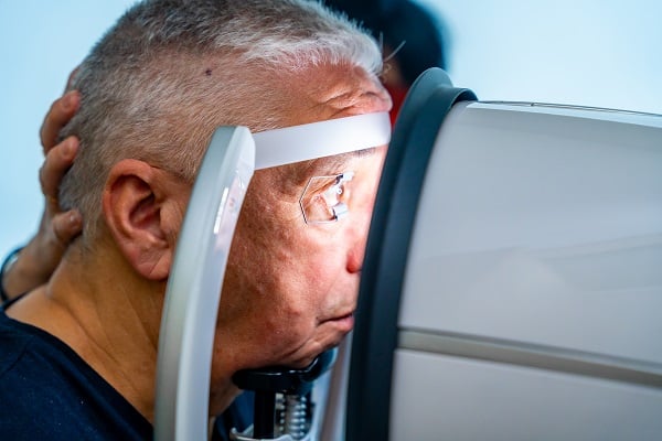 Senhor idoso realizando procedimento para tratar o glaucoma.