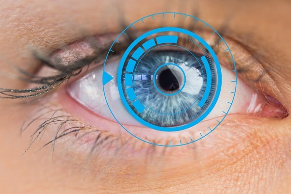 Close de um olho azul destacado por tecnologia de computador. Conceito de exames para detectar glaucoma.