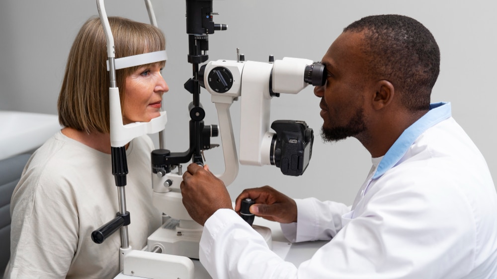 Médico oftalmologista examinando uma paciente de meia idade.
Agora, Em Sapucaia do Sull é possível cuidar da sua saúde ocular com qualidade.
