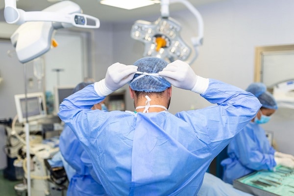 Médico oftalmologista preparado para dar início a uma cirurgia ocular.